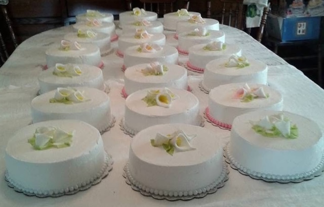 Rows of mini cakes topped with fondant calla lilies
