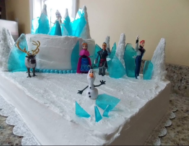 Frozen-themed cake scene with character figurines